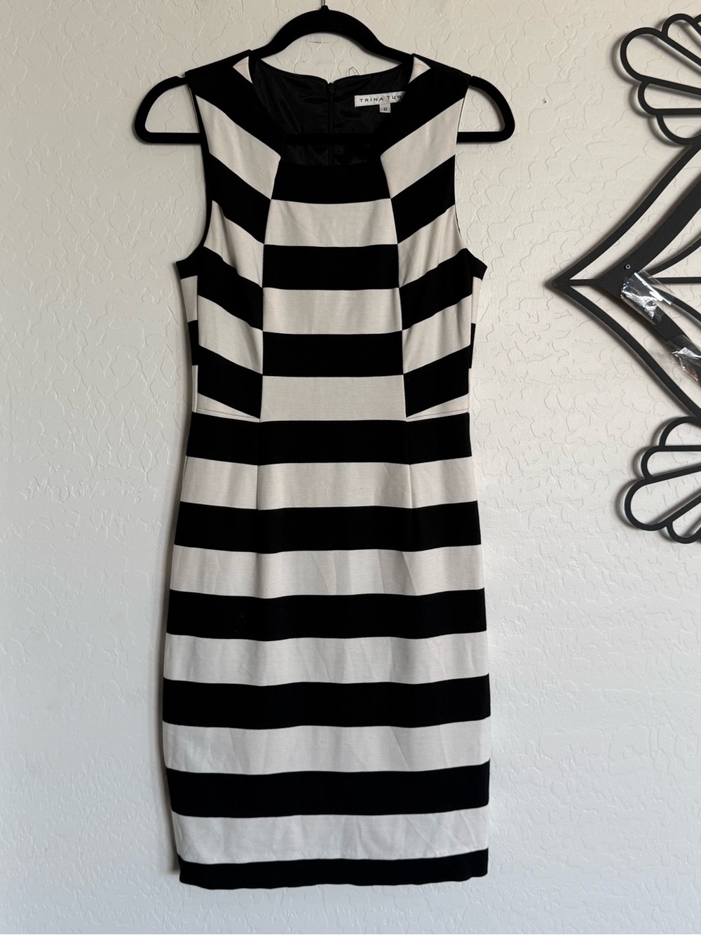 TRINA TURK Marsha Striped Sheath Dress Size 6 Black White Colorblock Geometric